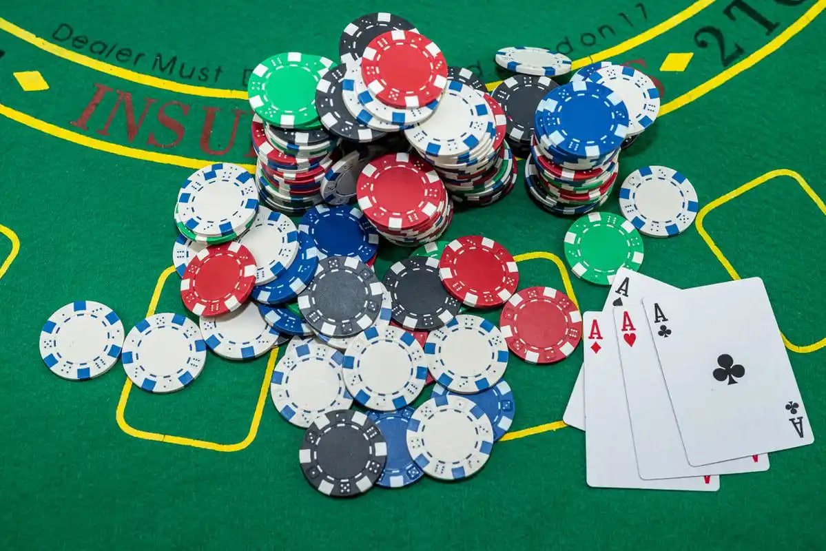 Ikon tanda perlindungan dan enkripsi data pada platform digital